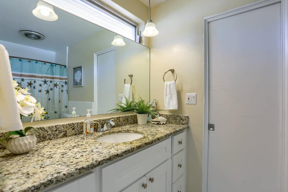 Photo of Bathroom in Anona