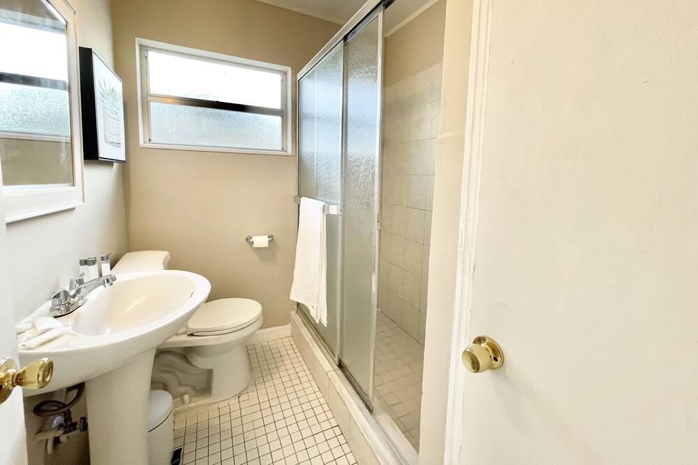 Photo of Bathroom in Oakford Park
