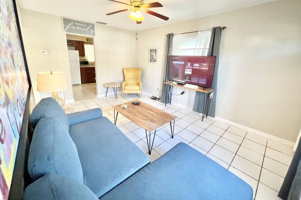 Photo of Livingroom in Oakford Park