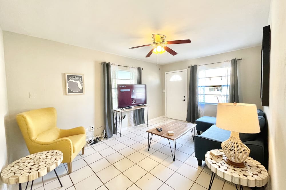 Photo of Livingroom in Oakford Park