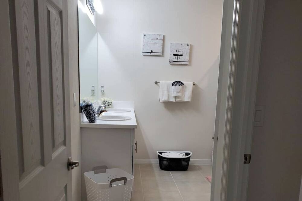 Photo of Bathroom in Mariner