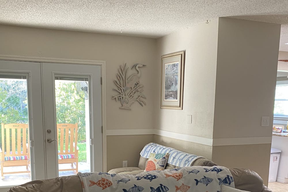 Photo of Livingroom in Yankeetown