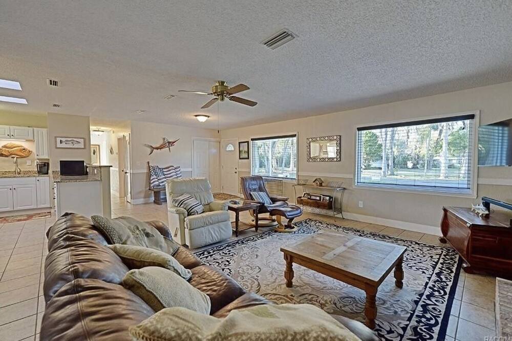 Photo of Livingroom in Yankeetown