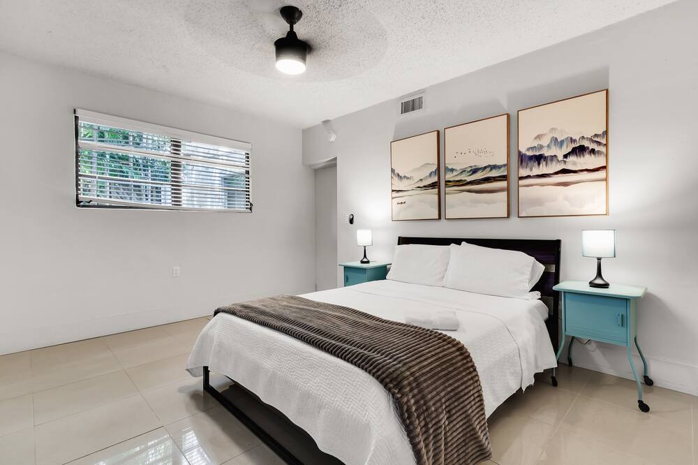 Photo of Bedroom in Northeast Coconut Grove