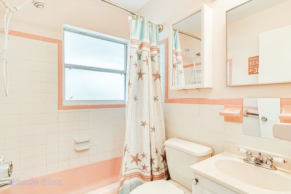 Photo of Bathroom in Independence Square