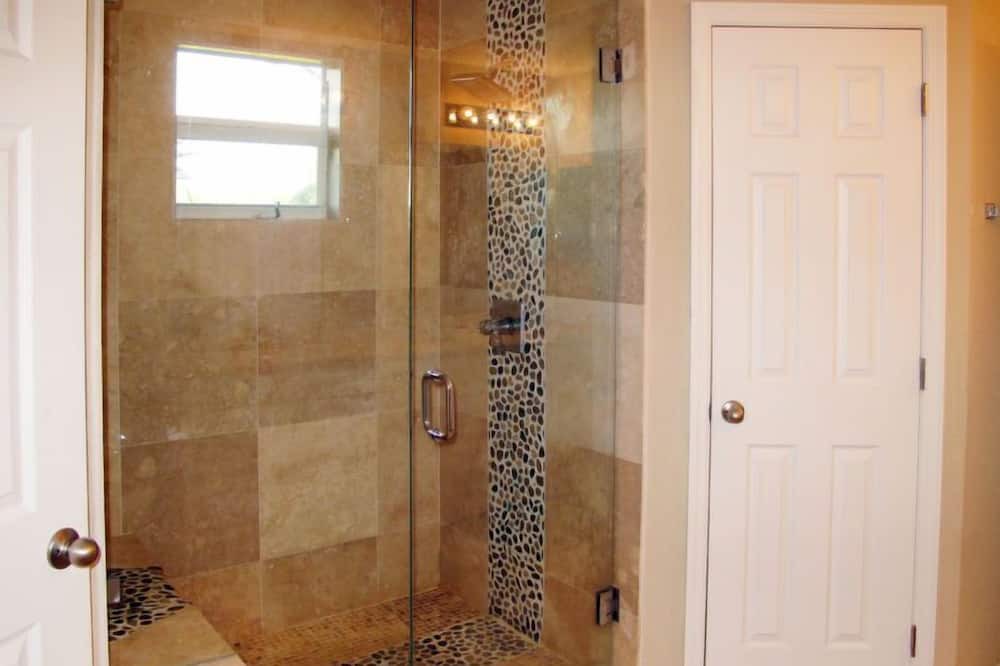 Photo of Bathroom in Eisenhower
