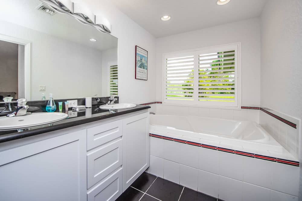 Photo of Bathroom in Groveland