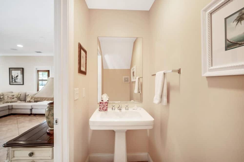 Photo of Bathroom in Marathon