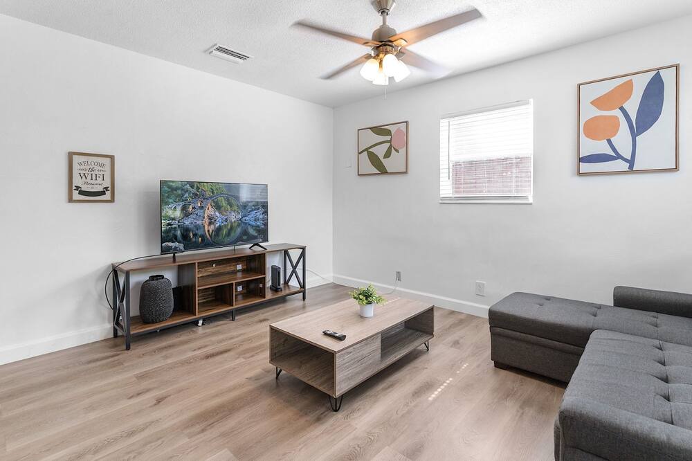 Photo of Livingroom in Edgewood