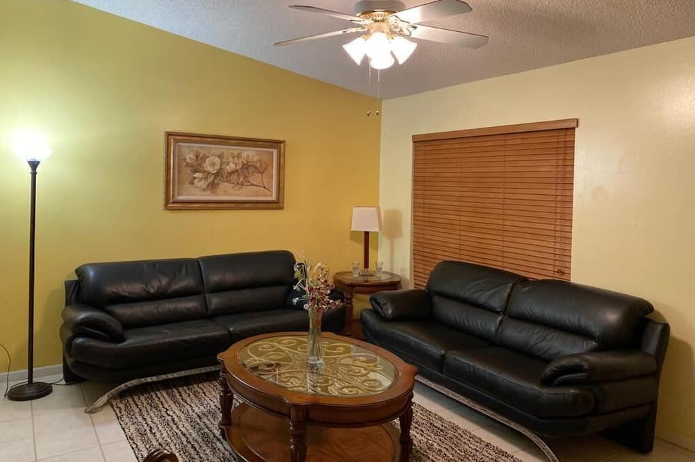 Photo of Livingroom in Cooper City