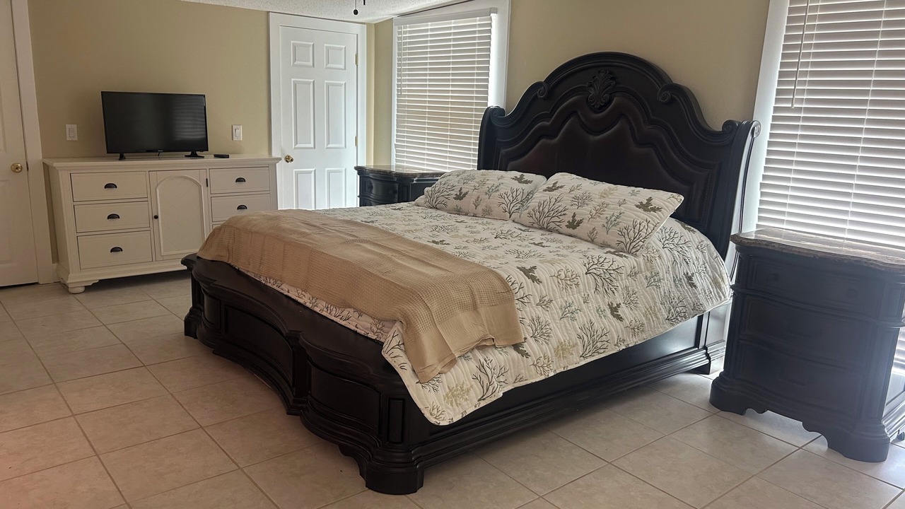 Photo of Bedroom in Bayshore Gardens