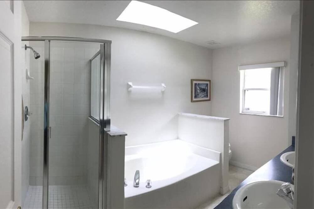 Photo of Bathroom in Thousand Oaks