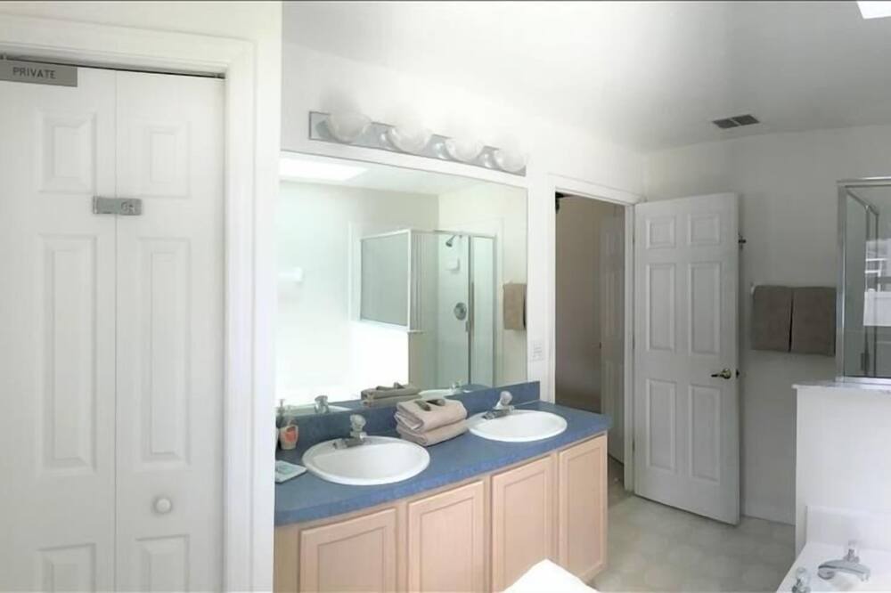 Photo of Bathroom in Thousand Oaks