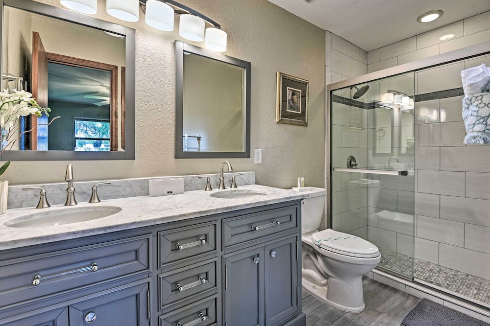 Photo of Bathroom in Hidden Lake