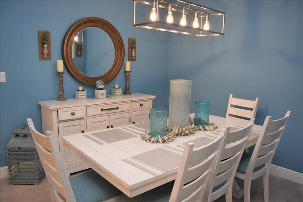 Photo of Livingroom in Whitney Beach