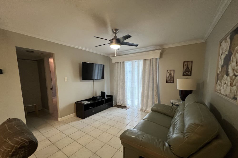 Photo of Livingroom in Bearss Plaza
