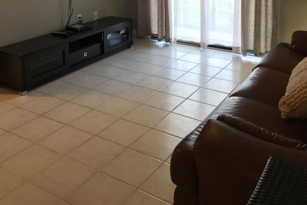 Photo of Livingroom in Bearss Plaza