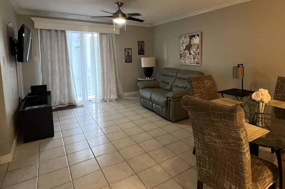 Photo of Livingroom in Bearss Plaza