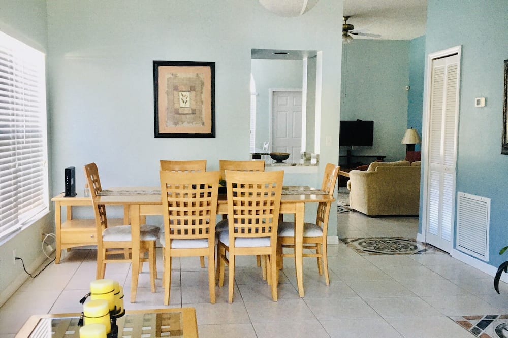 Photo of Livingroom in Lindfields