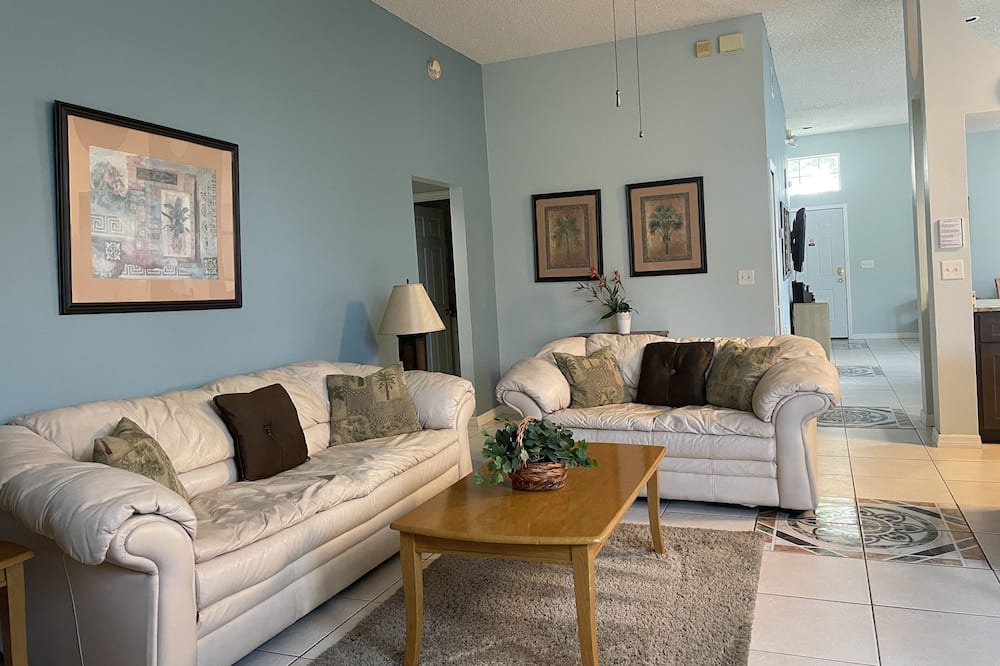 Photo of Livingroom in Lindfields