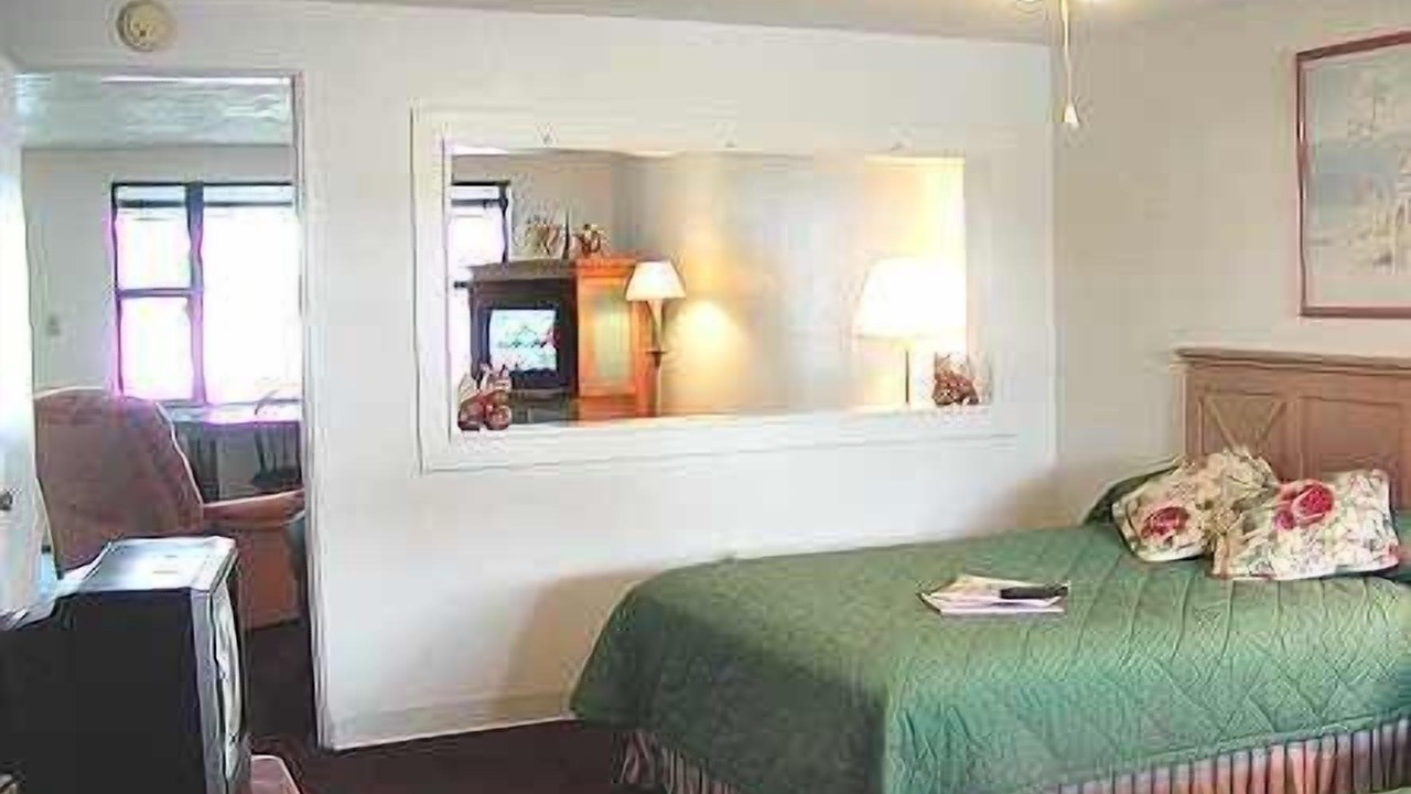 Photo of Bedroom in Cypress Gardens
