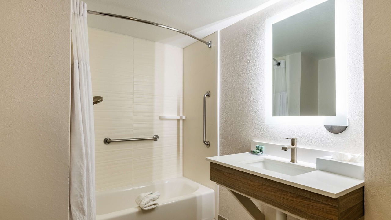 Photo of Bathroom in Auburndale