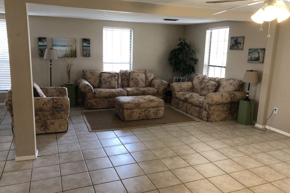 Photo of Livingroom in Suwannee