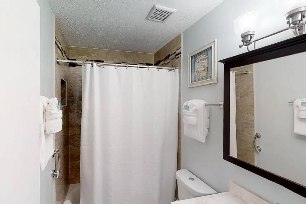 Photo of Bathroom in Surfcrest Village