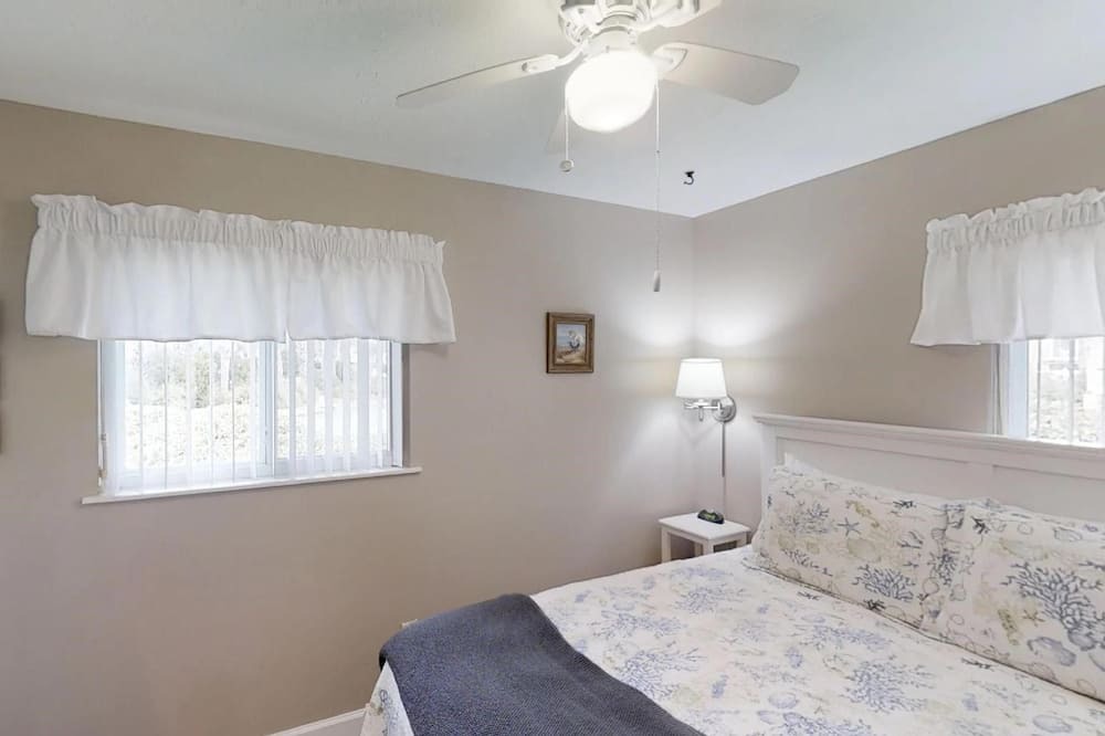 Photo of Bedroom in Surfcrest Village