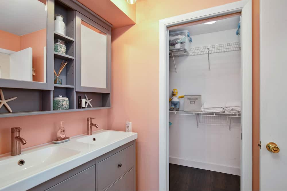 Photo of Bedroom in Yacht Club