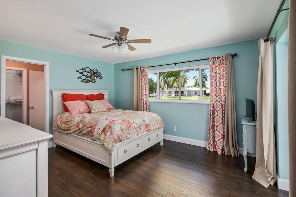 Photo of Bedroom in Yacht Club