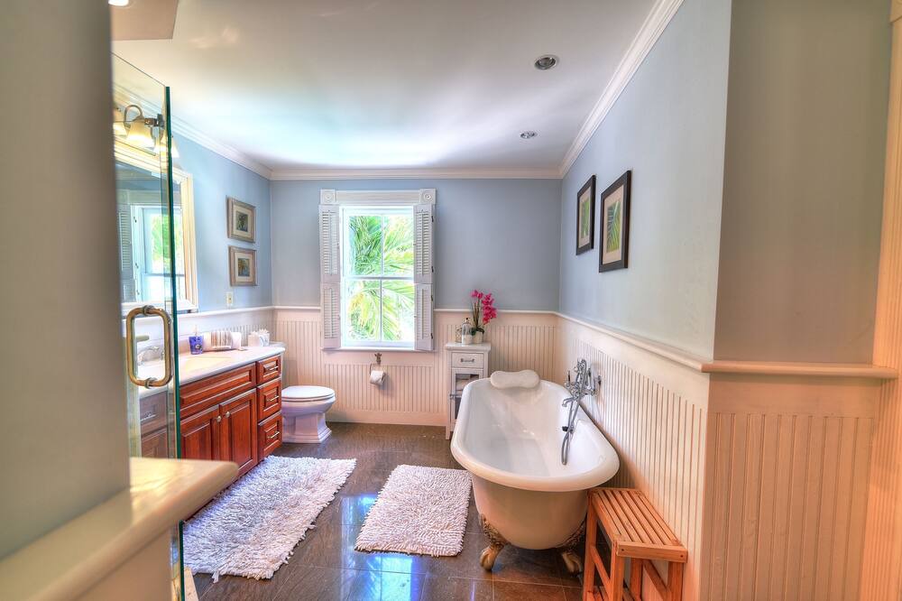 Photo of Bathroom in White St. Gallery