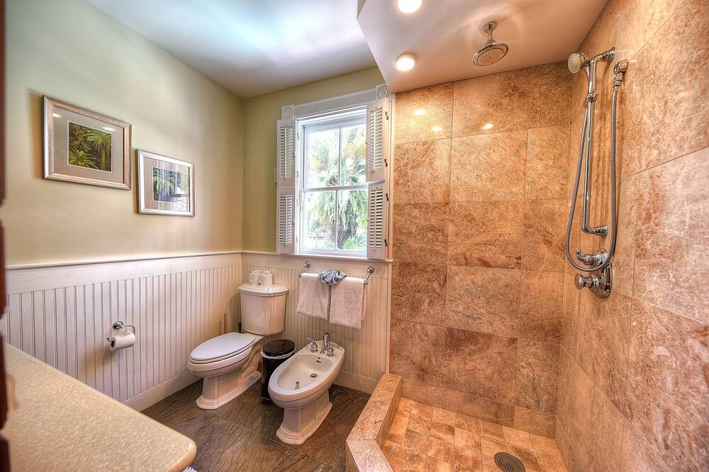 Photo of Bathroom in White St. Gallery