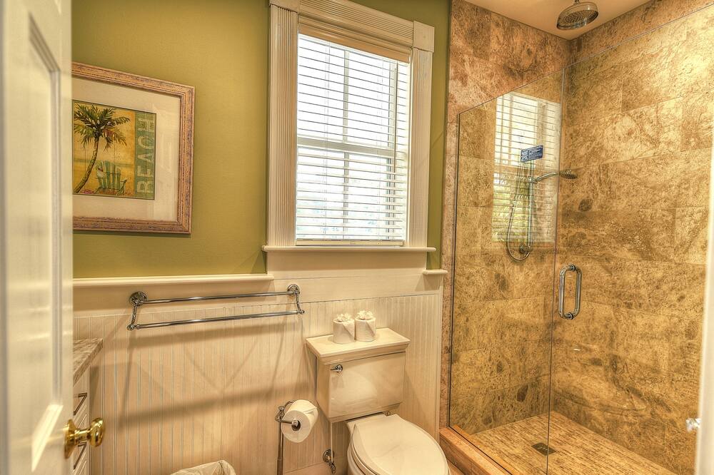 Photo of Bathroom in White St. Gallery