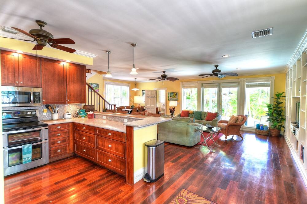 Photo of Kitchen in White St. Gallery