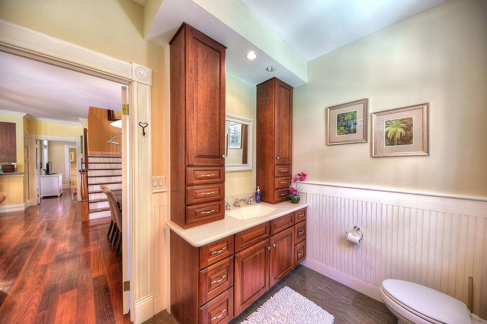 Photo of Bathroom in White St. Gallery
