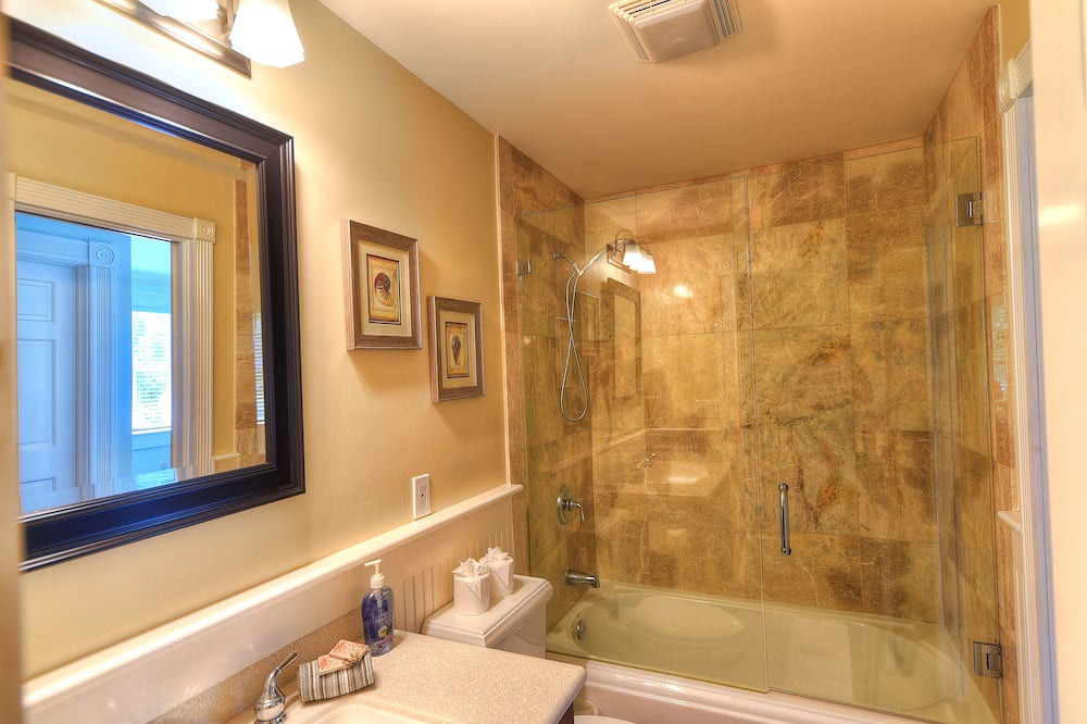 Photo of Bathroom in White St. Gallery