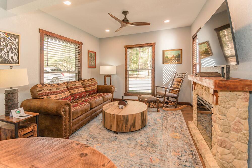 Photo of Livingroom in Bronson