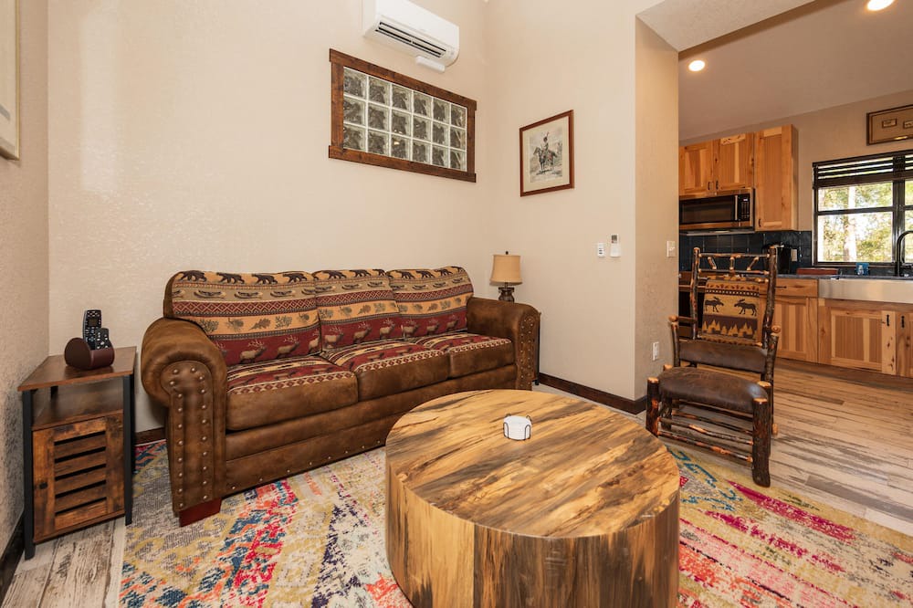Photo of Livingroom in Bronson