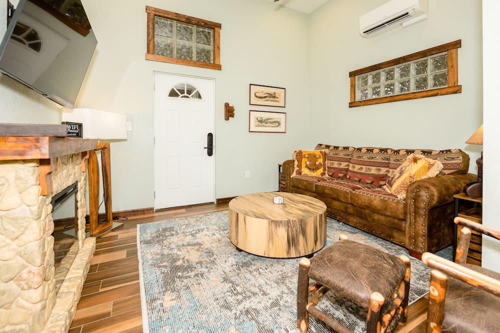 Photo of Livingroom in Bronson