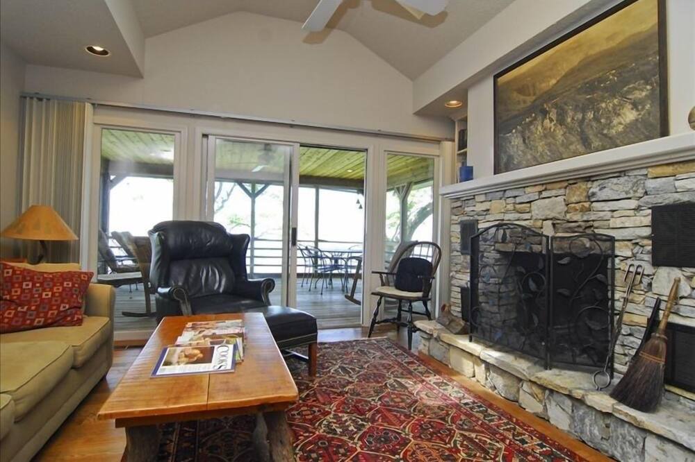 Photo of Livingroom in Cleveland
