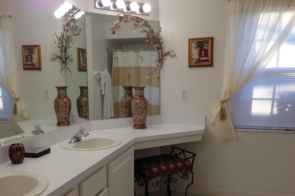 Photo of Bathroom in Crescent Lakes