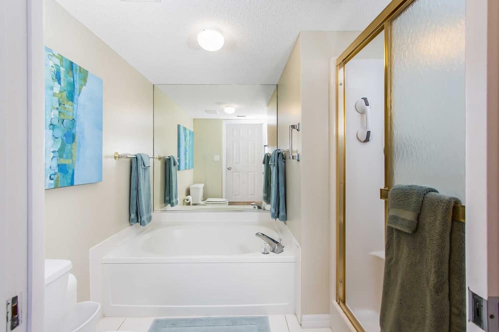 Photo of Bathroom in Seawinds Condo