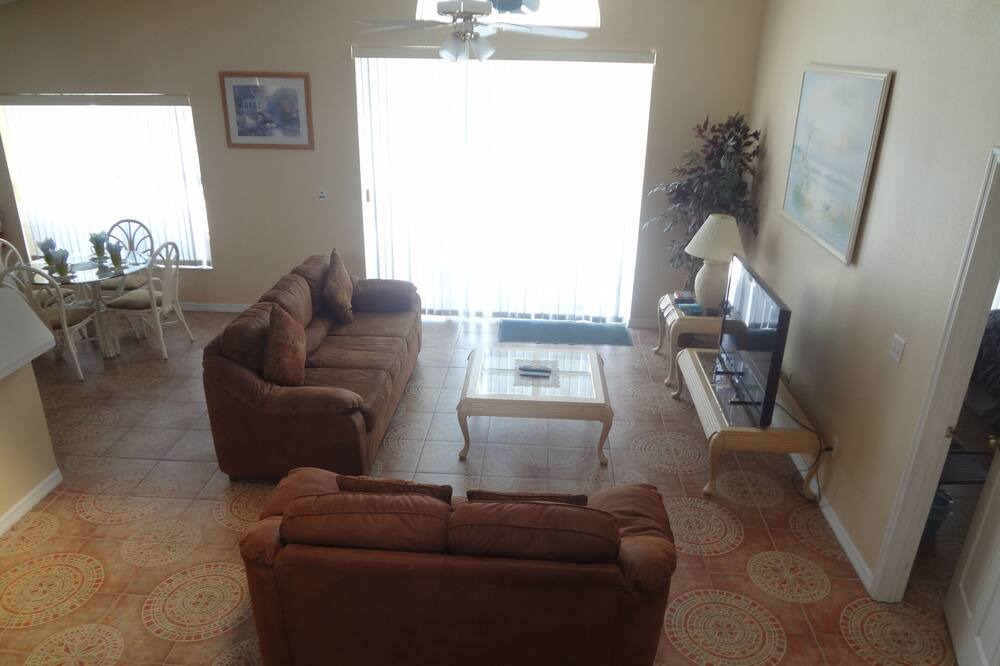 Photo of Livingroom in Lindfields