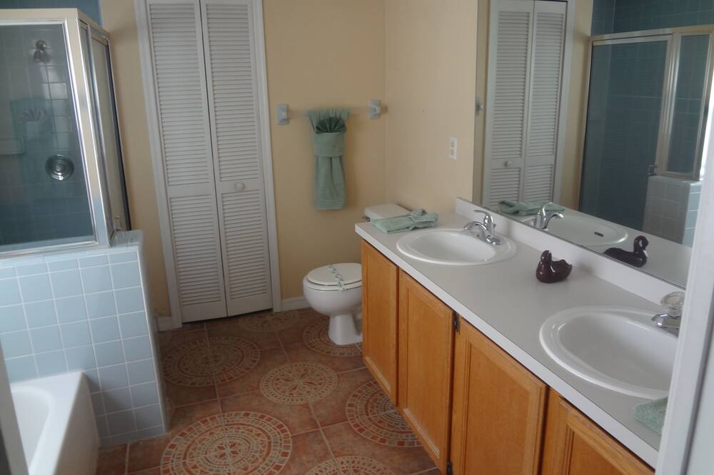 Photo of Bathroom in Lindfields