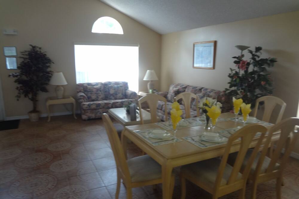 Photo of Livingroom in Lindfields