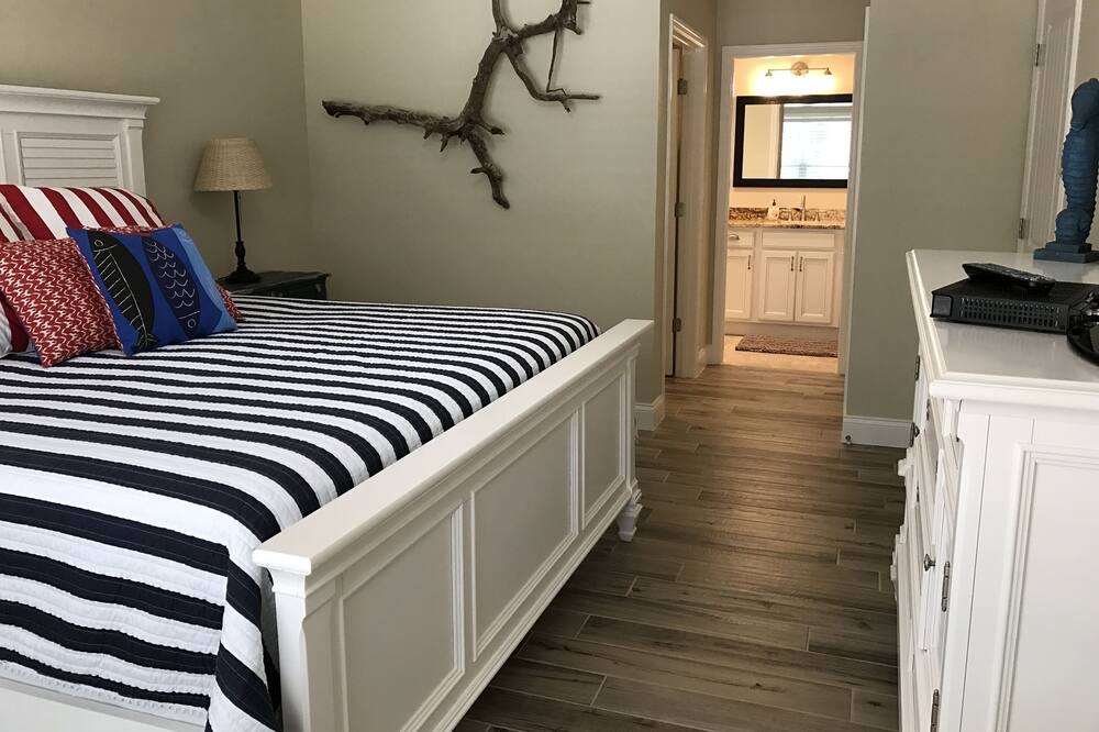 Photo of Bedroom in Crystal Shores