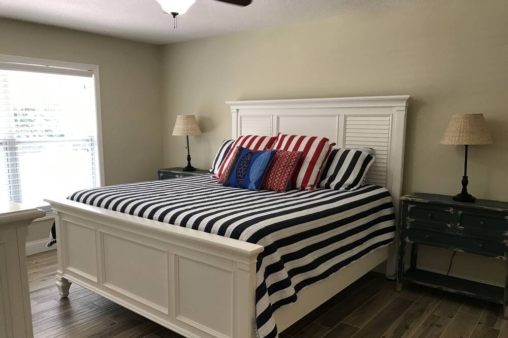 Photo of Bedroom in Crystal Shores
