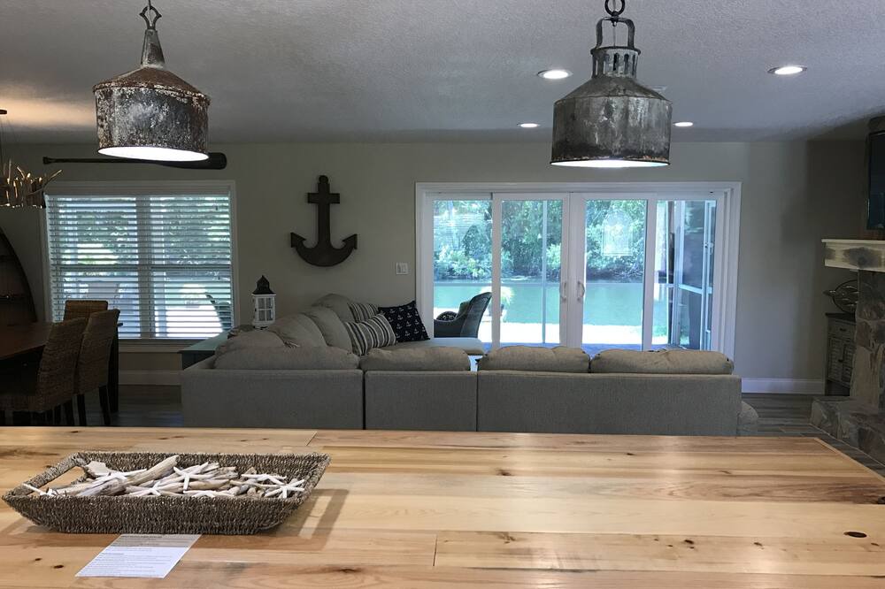 Photo of Livingroom in Crystal Shores