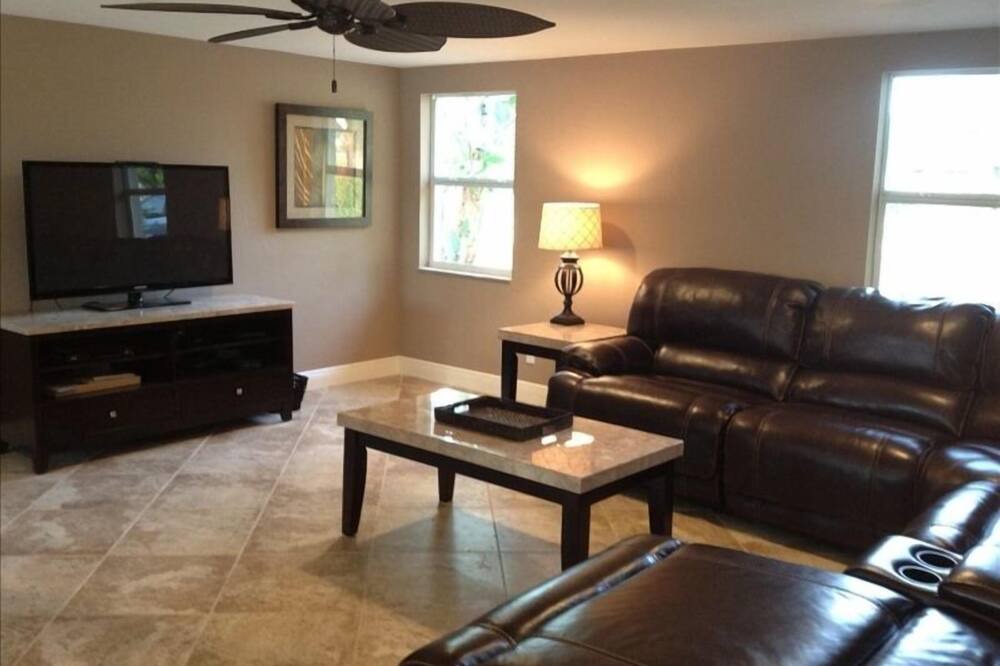 Photo of Bedroom in Naples Park